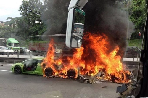  ba siêu xe lamborghini đâm nhau bốc cháy - 2