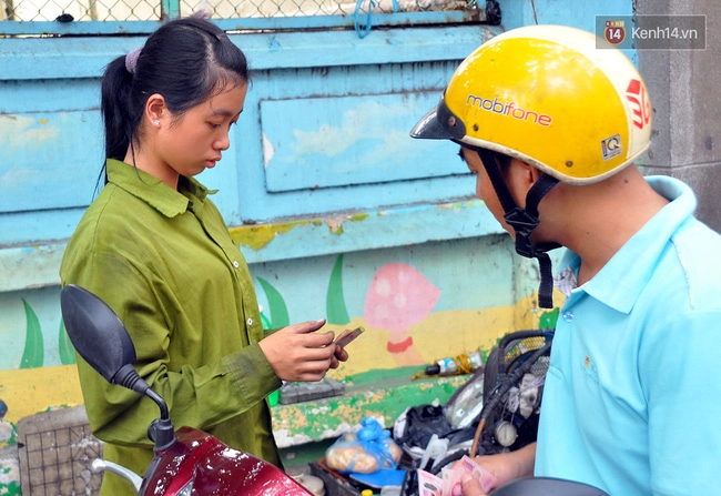 Bất ngờ với cô gai nhỏ nhắn chân yếu tay mềm lại la một ngươi thơ sửa xe lanh nghê - 9