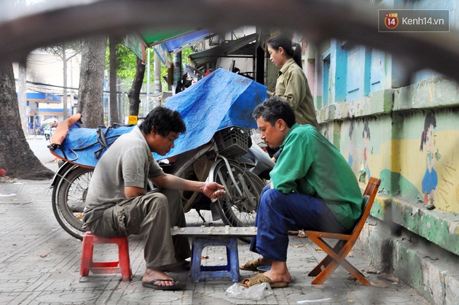 Bất ngờ với cô gai nhỏ nhắn chân yếu tay mềm lại la một ngươi thơ sửa xe lanh nghê - 12