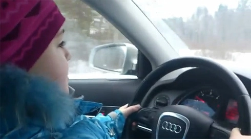  bé gái 8 tuổi lái xe audi 100 kmh - 1