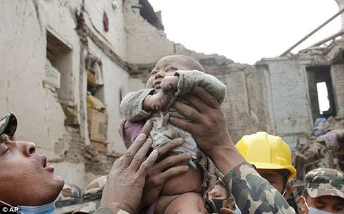 Bé sơ sinh bị chôn vùi trong động đất nepal lớn bổng sau 1 năm - 2