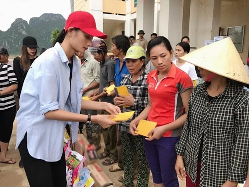 Bé subeo cùng mẹ hà hồ và ông bà ngoại về quê trao quà tận tay cho bà con bị lũ - 12