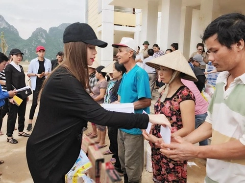 Bé subeo cùng mẹ hà hồ và ông bà ngoại về quê trao quà tận tay cho bà con bị lũ - 13