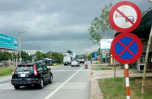  biển cấm vượt có cấm xe máy vượt ôtô - 1