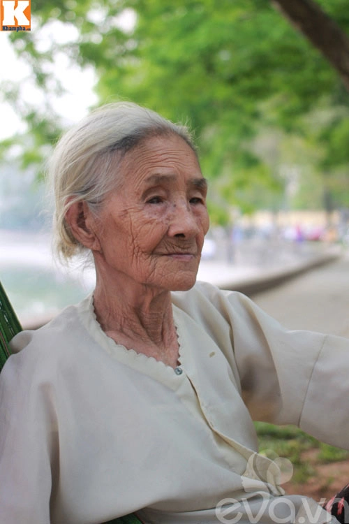 Cảm thương mẹ già 83 tuổi vẫn bán trà đá nuôi con 40 tuổi - 2