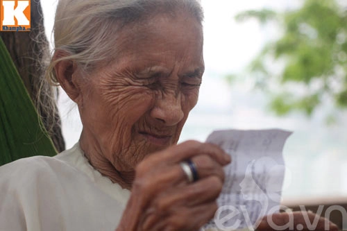 Cảm thương mẹ già 83 tuổi vẫn bán trà đá nuôi con 40 tuổi - 6