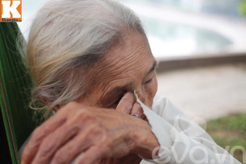 Cảm thương mẹ già 83 tuổi vẫn bán trà đá nuôi con 40 tuổi - 8