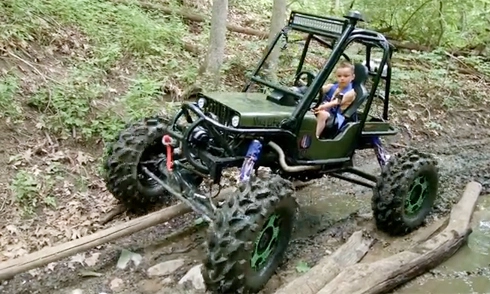  cậu nhóc 5 tuổi lái xe off-road - 1