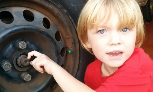  cậu nhóc 5 tuổi sửa xe như người lớn - 1