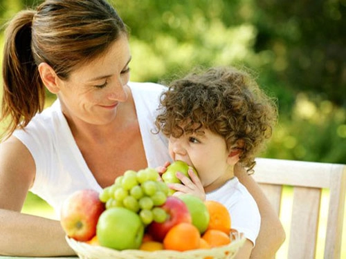 Cho trẻ ăn hoa quả thay rau có được không - 1
