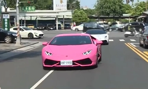  cô gái gây chú ý khi lái lamborghini hồng trên phố - 1