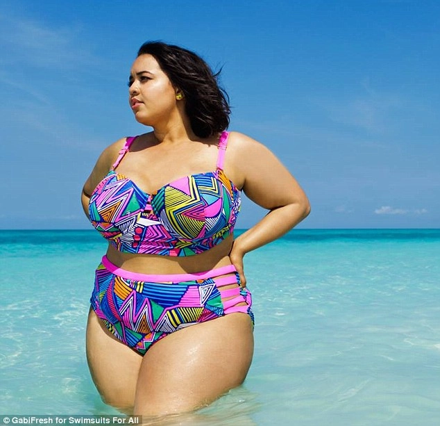 Cô nàng này khiến chị em béo thêm tự tin khi mặc bikini - 11