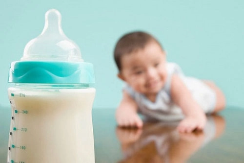 Có nên cho con uống sữa thay nước - 1