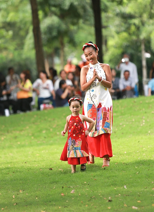 Con gái 2 tuổi của đoan trang mặc áo dài đỏ diễn thời trang - 3