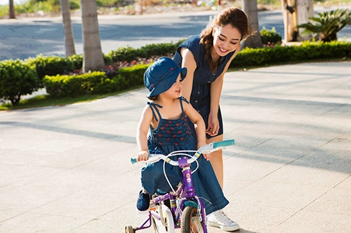 Con gái jennifer phạm thích thú tập đi xe đạp cùng mẹ - 7