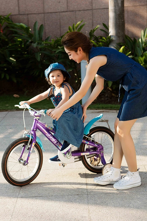 Con gái jennifer phạm thích thú tập đi xe đạp cùng mẹ - 8