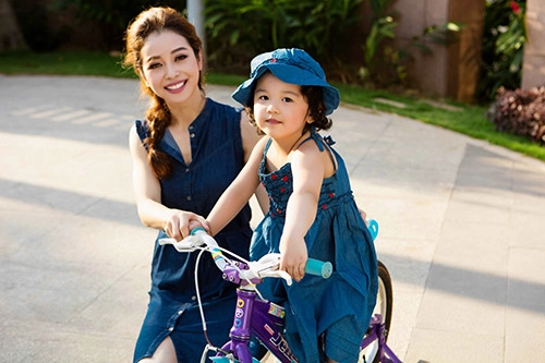 Con gái jennifer phạm thích thú tập đi xe đạp cùng mẹ - 9
