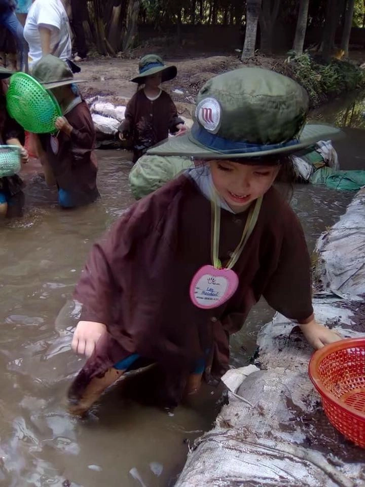 Con trai lê phương trồng rau bắt sâu con hồng nhung lội bùn cấy lúa - 10