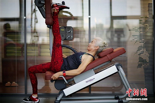 Cụ bà 71 tuổi vẫn tập gym mỗi ngày khiến thanh niên phải ngả mũ ngưỡng mộ - 2