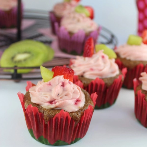 Cupcake dâu tây kiwi dễ làm - 10