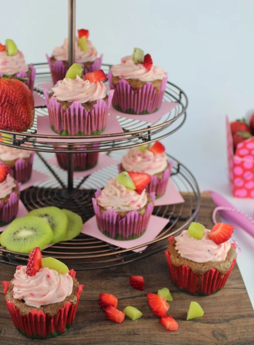 Cupcake dâu tây kiwi dễ làm - 11