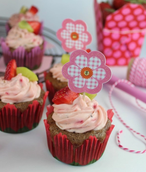 Cupcake dâu tây kiwi dễ làm - 13