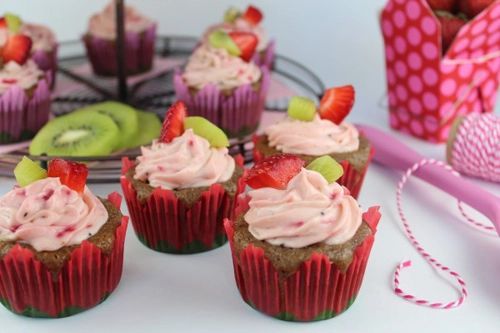 Cupcake dâu tây kiwi dễ làm - 16