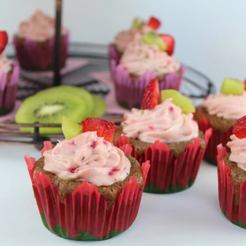 Cupcake dâu tây kiwi dễ làm - 18