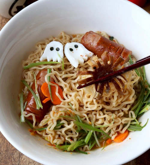 Để bát mì ramen rùng rợn hơn cho lễ halloween - 7