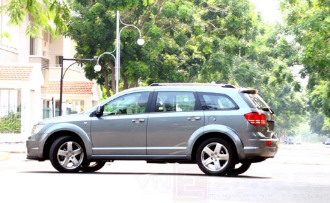  dodge journey - cuv kiểu mỹ trên đường phố sài gòn - 1