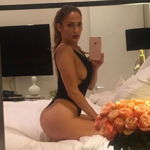 Dù ngấp nghé 50 nhưng jennifer lopez vẫn tự tin khoe vòng 3 siêu khủng - 1