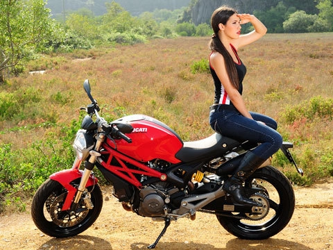  người mẫu ducati monster 795 - 5