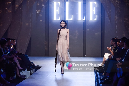 gà chiến của hà hồ tự tin catwalk cùng lan khuê mai ngô - 1