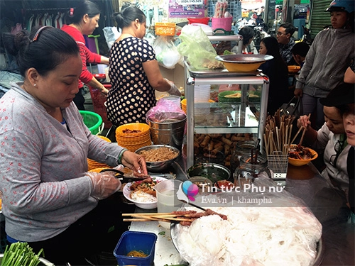 Gánh bún thịt nướng cứ đến trưa lại thơm nức mũi một góc chợ bàn cờ - 1