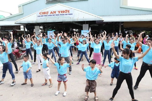 Gia đình việt hào hứng với điệu nhảy đánh bay mùi hôi trên quần áo - 4