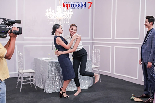 Giám khảo next top model diễn sâu hơn cả thí sinh khi quay quảng cáo - 6