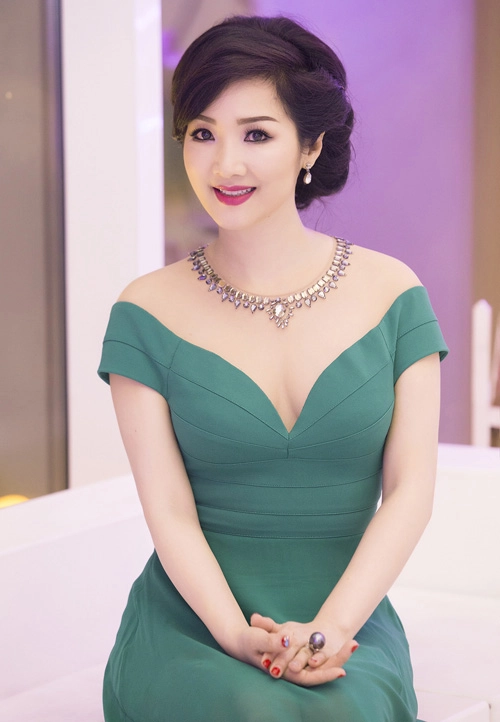 Giáng my hoa hậu chăm khoe vòng 1 nhất nhì showbiz - 3