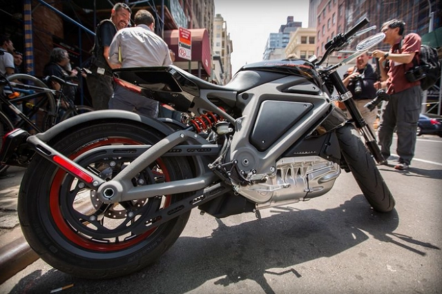 Harley-davidson công bố thời điểm bán ra mẫu siêu mô tô điện livewire - 1
