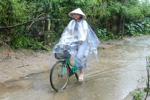 Hh phạm hương chạy xe đạp chở cụ già trong cơn mưa tại hà tĩnh - 1