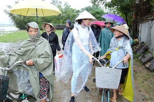 Hh phạm hương chạy xe đạp chở cụ già trong cơn mưa tại hà tĩnh - 8