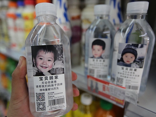 Hình ảnh hàng nghìn em bé mất tích được in lên chai nước và lý do gây kinh ngạc - 2