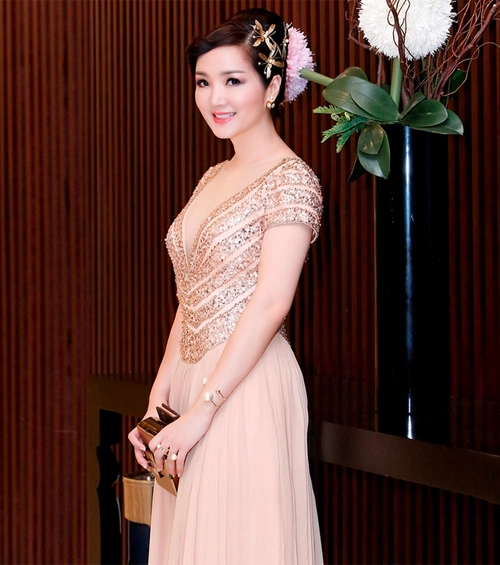 Hoa hậu giáng my đẹp lộng lẫy đi chấm thi - 2