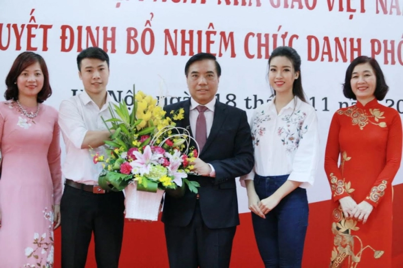 Hoa hậu mỹ linh em vẫn là cô học trò nhỏ của các thầy cô - 3