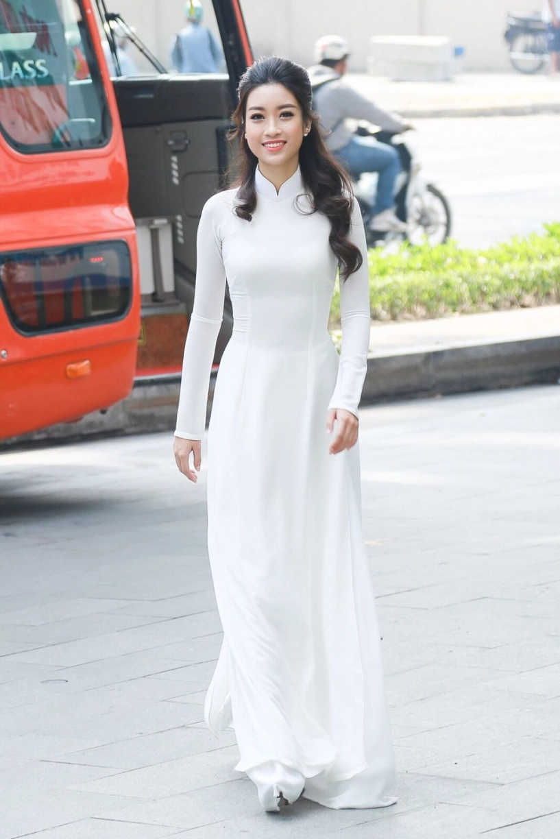 Hoa hậu mỹ linh thôi miên mọi ánh nhìn với tà áo dài trắng - 1