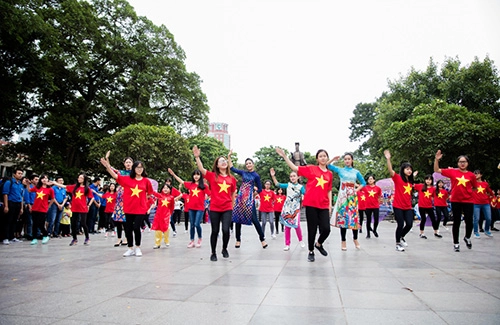 Hoa hậu ngọc hân mỹ linh cùng á hậu thanh tú mặc áo dài nhảy flashmob ở hồ gươm - 14