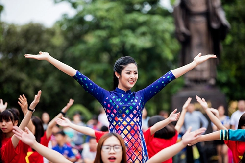 Hoa hậu ngọc hân mỹ linh cùng á hậu thanh tú mặc áo dài nhảy flashmob ở hồ gươm - 15