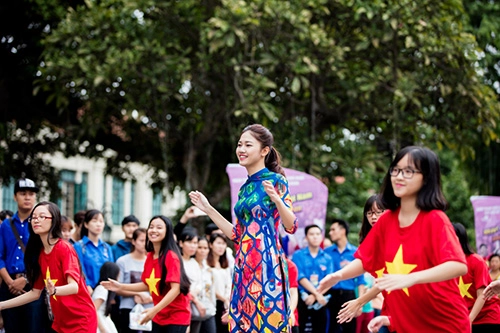 Hoa hậu ngọc hân mỹ linh cùng á hậu thanh tú mặc áo dài nhảy flashmob ở hồ gươm - 17