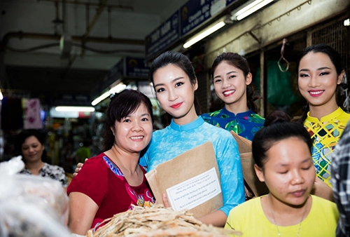 Hoa hậu ngọc hân mỹ linh cùng á hậu thanh tú mặc áo dài nhảy flashmob ở hồ gươm - 19