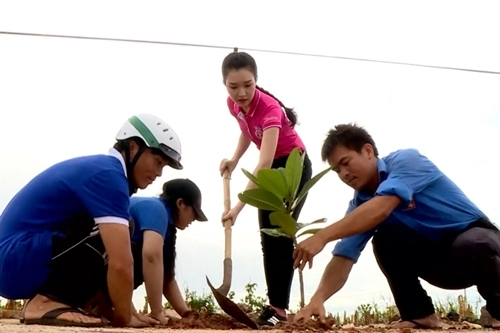 Hoa hậu việt nam 2016 bản sao vợ duy nhân khiến xuân bắc chi bảo bấn loạn - 4