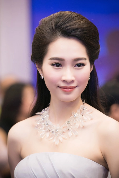 Hoa hậu vn khen chê đồng phục mới của vietnam airlines - 2